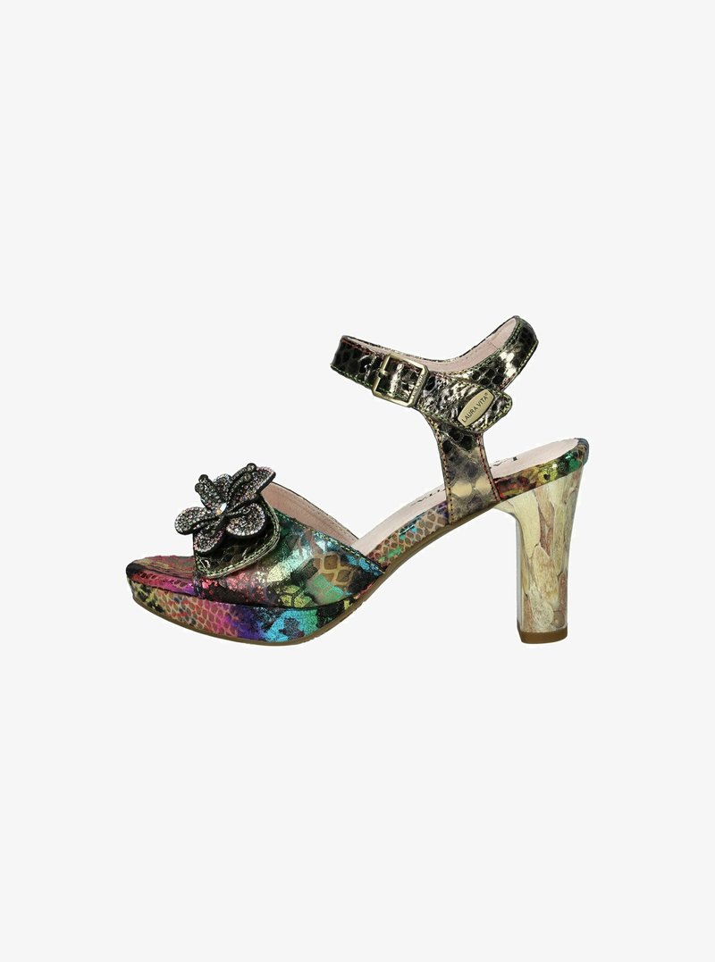 Vícebarevná sandálová obuv na vysokém podpatku s texturou hadí kůže, nastavitelným páskem a květinovou ozdobou na špičce. Masivní dřevěný podpatek.