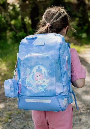 Blauer Rucksack mit Illustrationen eines Charakters, eines Vogels und einer Maus. Verfügt über mehrere Fächer, einen gepolsterten Rücken und ein Logo-Tag.
