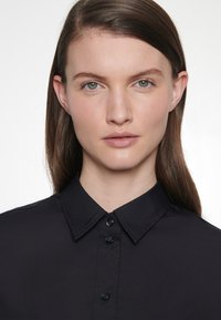 Seidensticker BUSINESS SLIM FIT - Button-down blouse - black