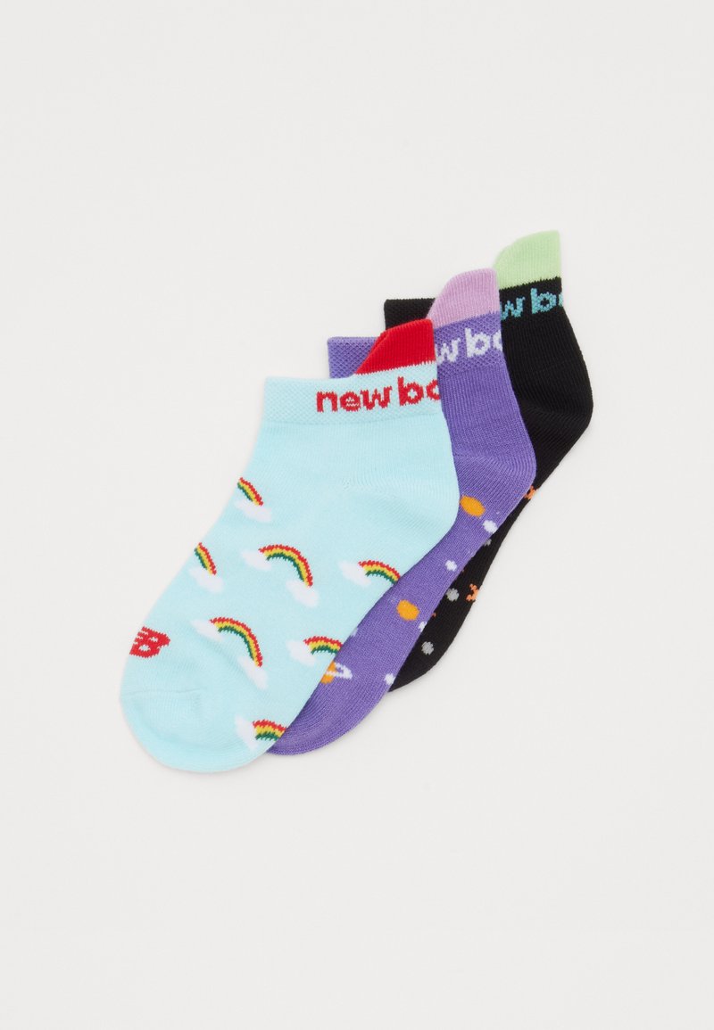 Cinque paia di calzini alla caviglia in vari colori: azzurro chiaro con motivo arcobaleno, viola, nero con pois e verde. Marchio rosso e blu.