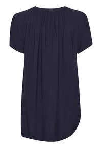 Blusa blu navy a maniche corte con texture ondulata sottile, scollo arricciato e vestibilità ampia, vista da dietro.