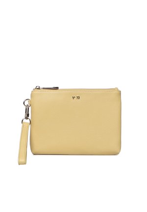 Slanke rechthoekige beige leren polsclutch met bovenrits en klein metalen "V 73" logo aan de voorkant.