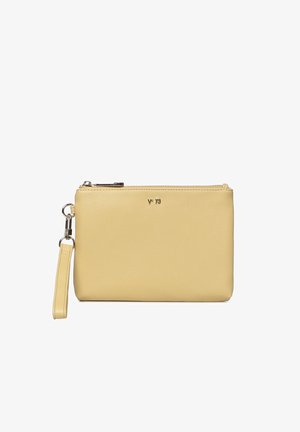 Slanke rechthoekige beige leren polsclutch met bovenrits en klein metalen "V 73" logo aan de voorkant.