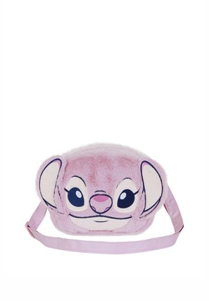 Pequeña bolsa de hombro de felpa rosa con forma de cara de animal de dibujos animados con grandes ojos, orejas y una correa rosa a juego.