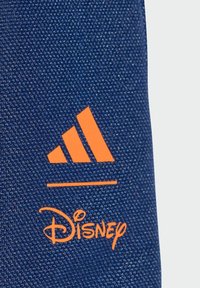 Plavi tekstil s teksturiranim završetkom ima narančasti Adidas logo i Disney insigniju, obje istaknuto otisnute blizu dna.