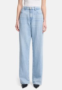 Jeans taille haute bleu clair à jambes larges, en denim. Comprend deux poches avant, une fermeture à bouton et une texture lisse.