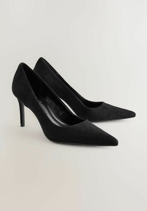 Czarne zamszowe buty na wysokim obcasie z ostrym noskiem i smukłym szpilkowym obcasem. Gładka tekstura bez widocznych ozdób.