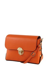 Oranje leren handtas met een gestructureerde afwerking, gouden accenten, klepsluiting en een verstelbare riem. Heeft zwarte accenten en decoratieve studs.