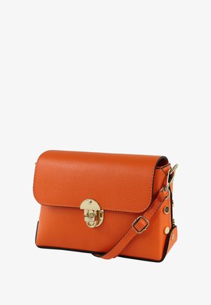Orangefarbene Lederhandtasche mit strukturierter Oberfläche, goldfarbenen Beschlägen, Klappverschluss und verstellbarem Riemen. Mit schwarzen Akzenten und dekorativen Nieten.