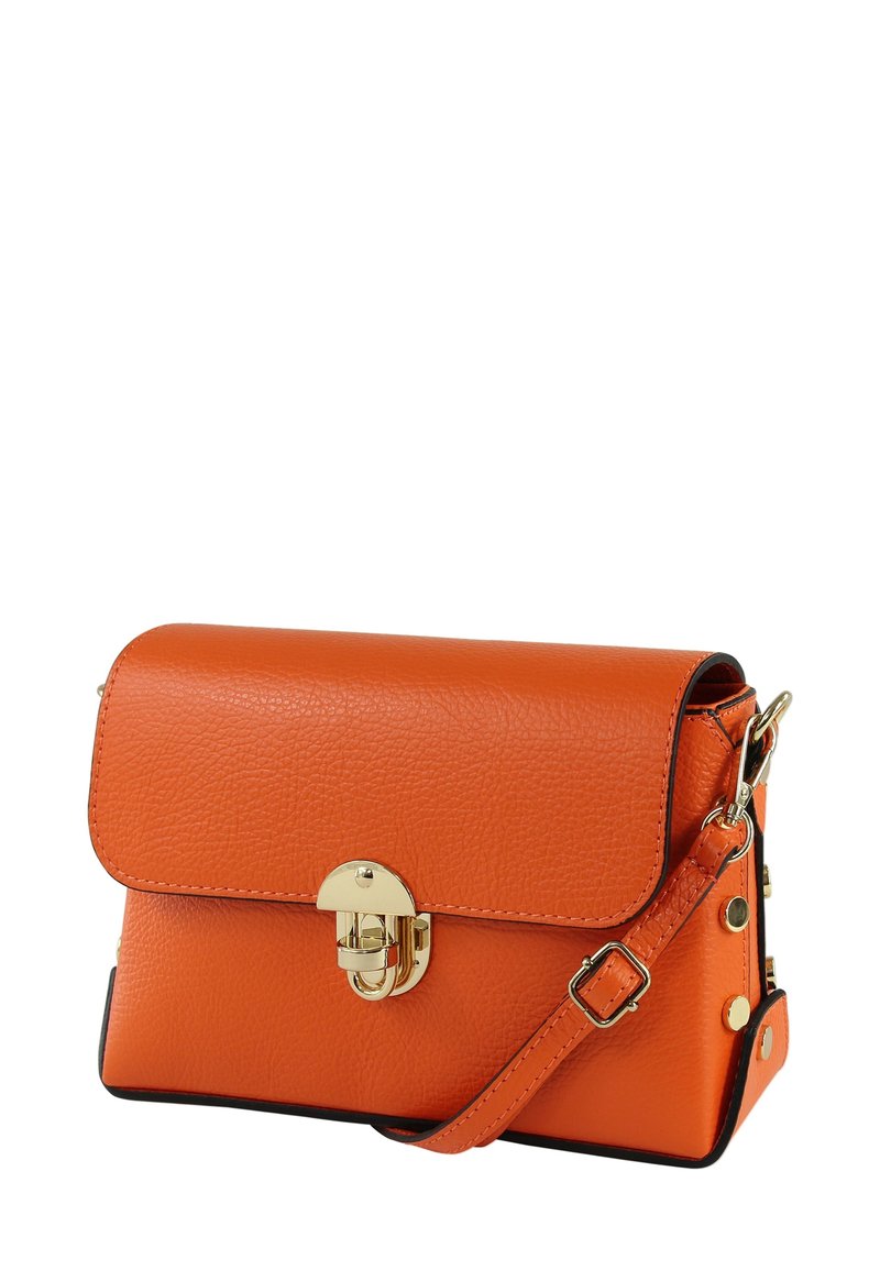 Oranje leren handtas met een gestructureerde afwerking, gouden accenten, klepsluiting en een verstelbare riem. Heeft zwarte accenten en decoratieve studs.