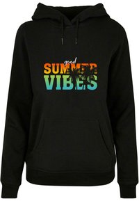 Sort hættetrøje med en forlomme, snøringer og farverig tekst "god SOMMERVIBES" med palmegrafik i orange, gul og grøn.