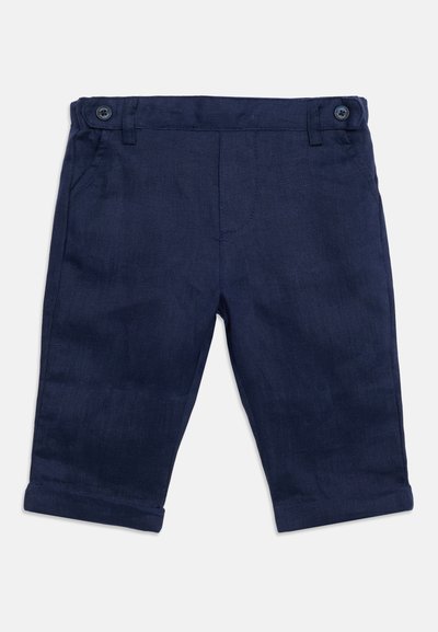 Παντελόνι για νήπια σε ναυτικό μπλε χρώμα με ρυθμιζόμενη μέση με κουμπιά και τελειώματα με μανσέτες, απλωμένο επίπεδα σε λευκό φόντο.