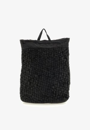 Zaino nero intrecciato realizzato in materiale testurizzato con una forma strutturata, dotato di una maniglia superiore e una finitura senza cuciture.