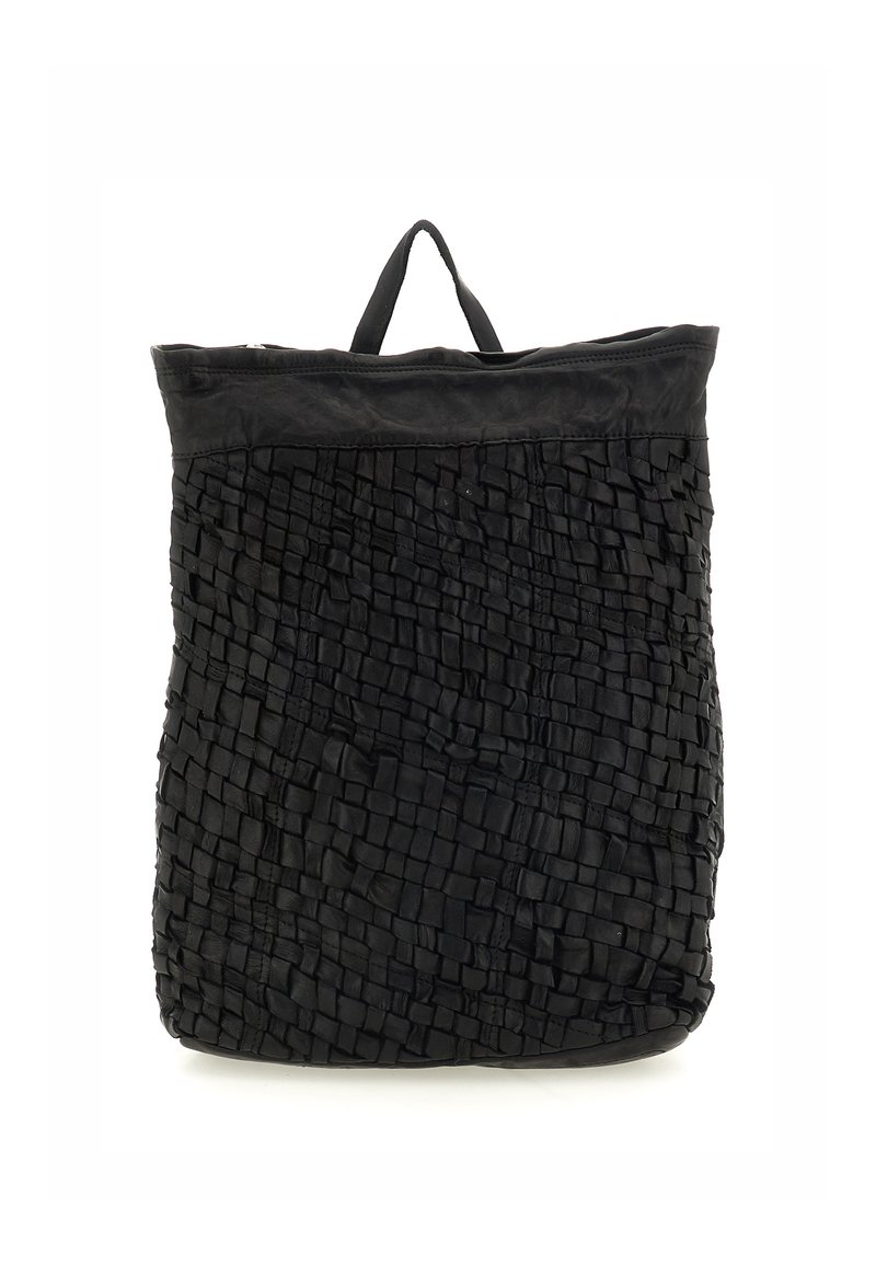 Zaino nero intrecciato realizzato in materiale testurizzato con una forma strutturata, dotato di una maniglia superiore e una finitura senza cuciture.