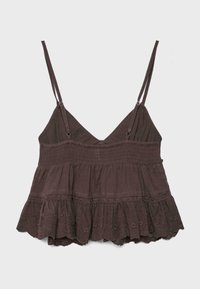 Crop top marron sans manches avec bretelles fines réglables, taille smockée, ourlet à volants et détails de broderie florale sur le tissu.