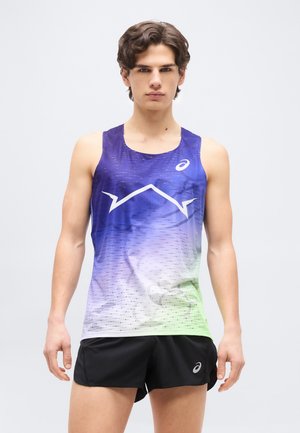 Tânăr care stă în picioare, cu fața înainte, purtând un tricou fără mâneci pentru alergare în degrade violet și pantaloni scurți negri de alergare cu logo-uri ASICS.