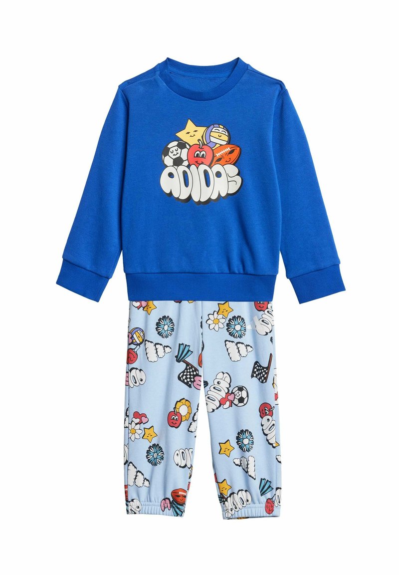 Sudadera azul con un estampado gráfico que presenta formas de dibujos animados coloridas; pantalones ligeros azules a juego adornados con varios patrones juguetones.