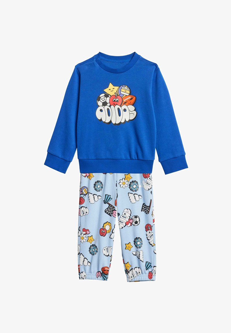 Sudadera azul con un estampado gráfico que presenta formas de dibujos animados coloridas; pantalones ligeros azules a juego adornados con varios patrones juguetones.