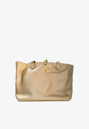 Borsa tote in pelle beige con texture, dotata di due manici e di un piccolo logo dorato con dettaglio a chiusura al centro superiore.