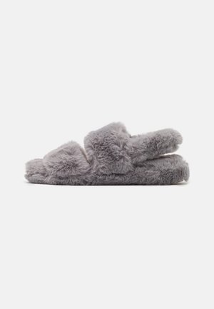 Chaussons gris flous à enfiler avec une texture douce, dotés de deux larges bandes pour le confort et d'une semelle plate pour un usage décontracté.