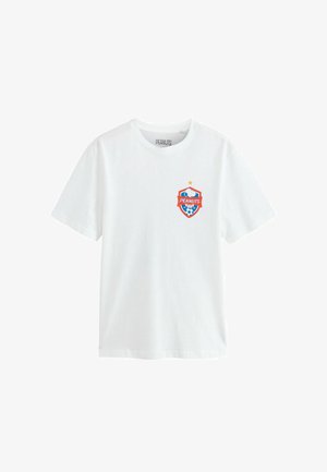 Hvid T-shirt med korte ærmer med en lille Peanuts-fodboldlogo med Snoopy og en fodbold på venstre bryst.