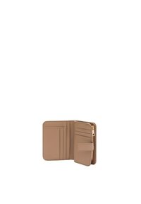 Cartera de cuero marrón claro con un compartimento con cremallera, múltiples ranuras para tarjetas y un cierre magnético a presión. Textura suave y diseño minimalista.