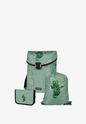 Zeleni LEGO Ninjago ruksak, vrećica na vezanje i pernica s likom ninje koji drži zlatni mač s efektima munje.