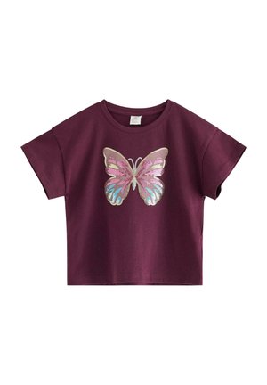 Kortærmet, vinrød crop top med stor multifarvet paliet sommerfugl design midt for på forsiden.