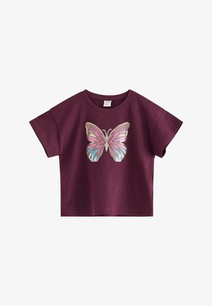 Kortærmet, vinrød crop top med stor multifarvet paliet sommerfugl design midt for på forsiden.