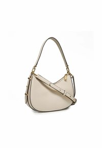 Beige leren handtas met een gebogen vorm, zwarte pipingdetails, een lange verstelbare schouderband en accenten in goudkleurig metaal.