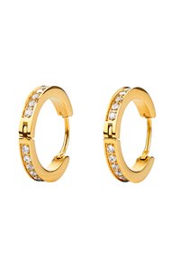 Boucles d'oreilles en or en forme de créoles avec une surface brillante et une rangée de cristaux transparents sertis dans un canal sur un côté. Design à fermoir à charnière.