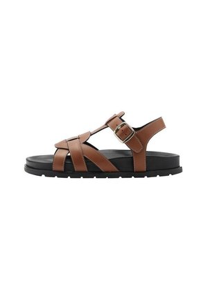 Brun lædersandal med flere remme, en sølv spænde og en sort polstret sål, vist fra siden på en hvid baggrund.