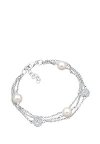 Bracelet multi-brins en argent avec des perles blanches rondes et des accents en cristal clair circulaires. Design de chaîne délicate avec un fermoir en homard.