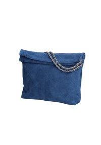 Borsa a pochette blu in camoscio con motivo trapuntato e tracolla metallica. Presenta una parte superiore piegata e una texture morbida.