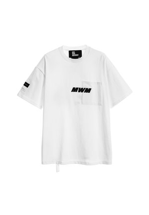 Camiseta blanca de manga corta con bolsillo delantero, texto negro "MWM" en el bolsillo, etiqueta negra en la manga izquierda y etiqueta "MOD WAVE MOVEMENT" en el interior del cuello.