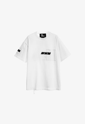 Camiseta blanca de manga corta con bolsillo delantero, texto negro "MWM" en el bolsillo, etiqueta negra en la manga izquierda y etiqueta "MOD WAVE MOVEMENT" en el interior del cuello.