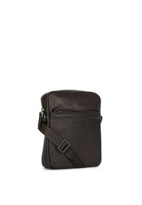 Borsa a tracolla in pelle marrone scuro con tasca frontale con zip, tracolla regolabile e marchio impresso sul davanti. Texture liscia e forma rettangolare.