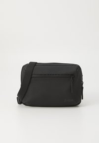 Sac en synthétique noir avec bandoulière réglable, poche zippée, et forme rectangulaire plate. Présente le logo sur le devant et une texture lisse.