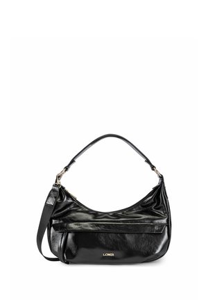 Bolso de mano de cuero negro brillante con asa corta y correa de hombro desmontable, bolsillo frontal con solapa y pequeño logo de marca dorado sobre fondo blanco.