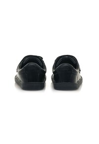 Scarpe in pelle nera con profilo basso, punta arrotondata e colletto imbottito. Presentano un tallone testurizzato e una suola in gomma per una buona aderenza.
