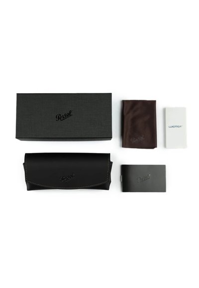 Zestaw okularów Persol zawierający czarne skórzane etui, dwie ściereczki do czyszczenia (jedną brązową, jedną białą) oraz oryginalne opakowanie w ciemnym pudełku.