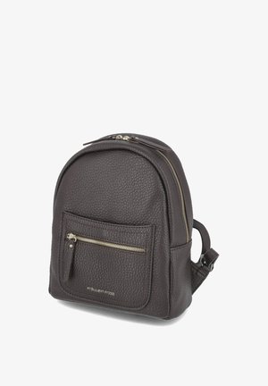 Mochila pequeña de cuero marrón oscuro con cremalleras doradas, bolsillo delantero y correas de hombro ajustables, sobre un fondo blanco liso.