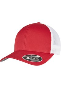 Rød baseballcaps med en strukturert krone, hvite nettingpaneler og en buet skjerm. Har et merke som sier "Flexfit Tech 110" foran.