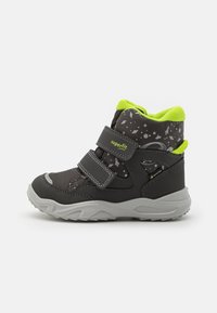 Stivale alla caviglia nero e grigio con accenti verde lime, parte superiore testurizzata, due cinturini in Velcro e un motivo decorato con stelle e pianeti. Suola in gomma.