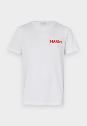Valge puuvillane t-särk, millel on punase tikandiga tasku "MARNI" vasakul rinna kohal ja lühikesed varrukad. Sile tekstuur, klassikaline ümar kaelus.
