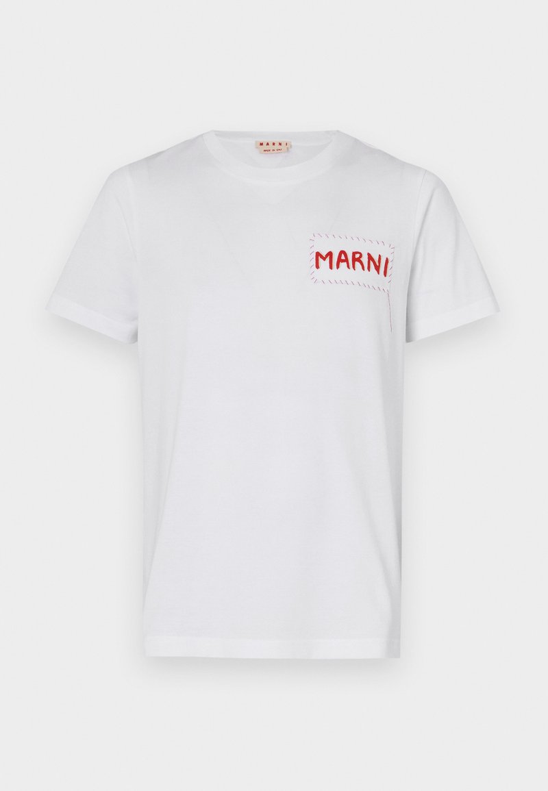 Camiseta de algodón blanca con un bolsillo bordado en rojo que dice "MARNI" en el lado izquierdo del pecho y mangas cortas. Textura suave, escote redondo clásico.