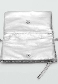 Portafoglio metallico argentato con una superficie liscia, dotato di chiusura a scatto, scomparto con zip e design elegante.