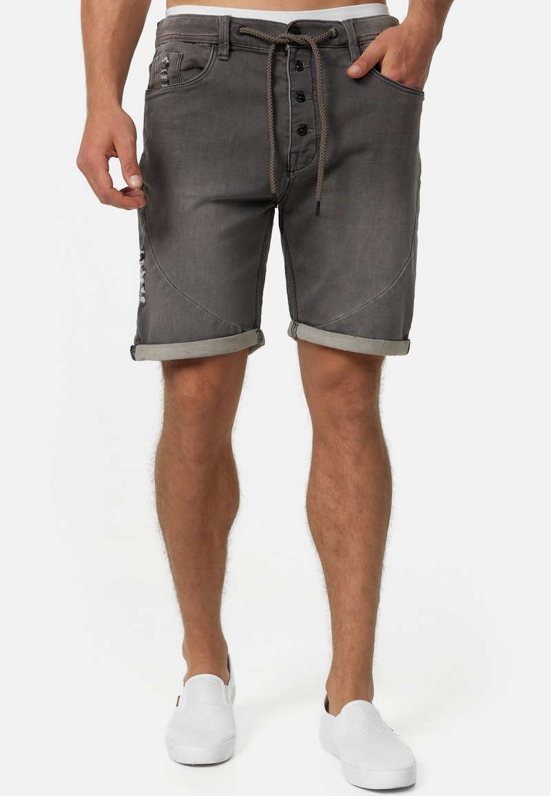 Graue Jeansshorts mit umgeschlagenen Säumen, ausgestattet mit einem Kordelzug und einem Knopfverschluss. Seitentaschen und dekorative Nähte.