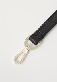 Črn usnjeni pas z zlatim kovinskim zapahom. Pas ima gladko teksturo in šivane robove. Zapah ima vzmetni mehanizem.