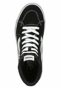 Zapatillas de deporte altas de ante negro con cordones blancos, franja lateral blanca en contraste y etiqueta de marca en la lengüeta, con suela de goma negra y costuras.